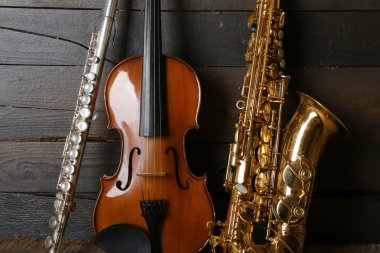Müzik aletleri: saksafon, keman ve flüt