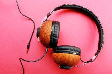 Siyah ve kahverengi kulaklık 