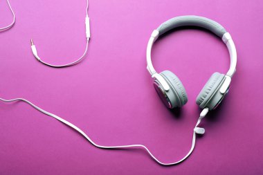 Beyaz ve gri kulaklık