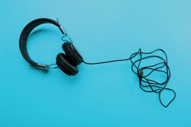 Siyah kulaklık yakın çekim