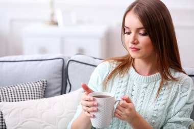 genç kadın evde çay içme