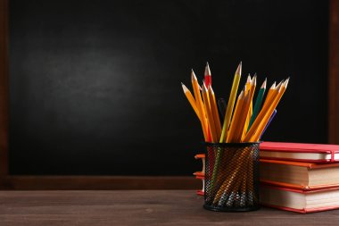 Masa üzerinde okul donanımları 