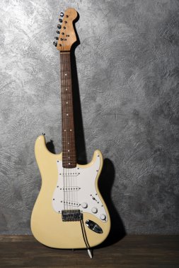 Gitar gri arka plan üzerinde