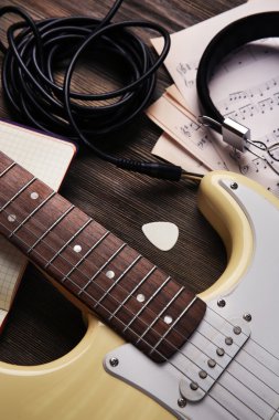 Kulaklıklı elektro gitar.