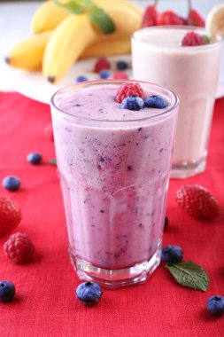 Milkshakes ışık arka plan üzerinde kırmızı Tekstil, çilek ile yakın çekim