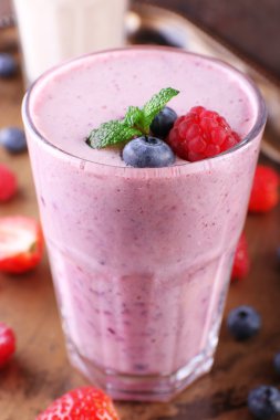 Ahşap arka plan üzerinde milkshakes yakın çekim