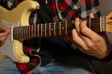 elektro gitar çalmaya adam  