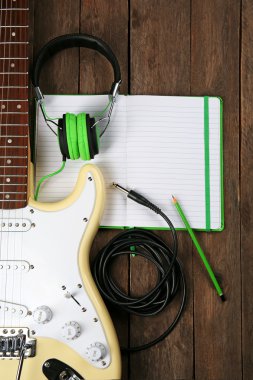 Kulaklıklı elektro gitar.