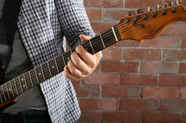 Gitar çalan genç adam 