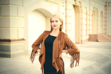 Genç kız şehir sokak poz