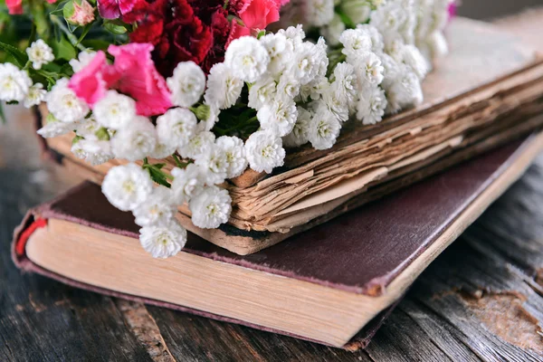 Alte Bücher mit schönen Blumen — Stockfoto