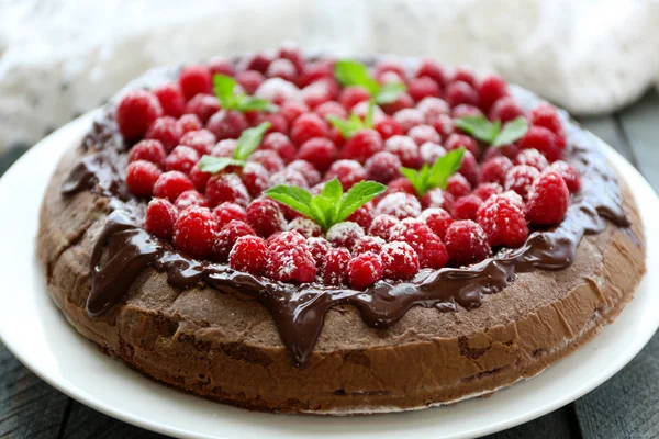 チョコレート艶出しと木製の背景にラズベリー ケーキ — ストック写真
