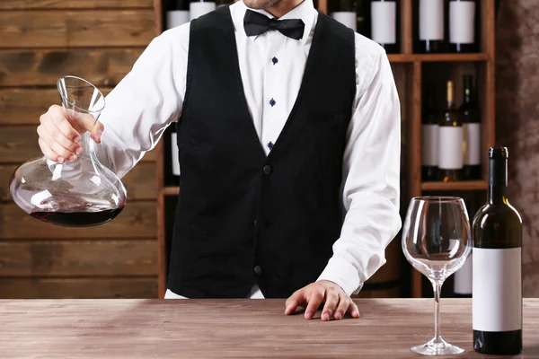 Bartender working at counter — Stock Photo, Image