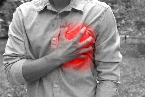 Боль в груди - сердечный приступ . — стоковое фото