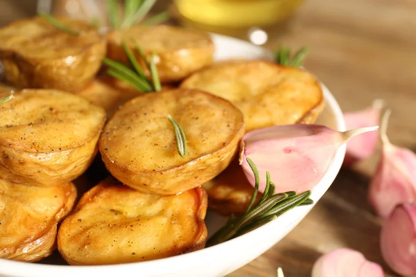 Ízletes sült burgonya rosemary tábla tálba közelről — Stock Fotó