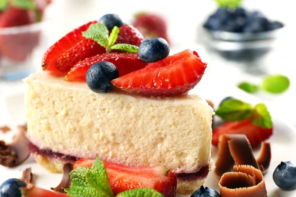 Heerlijke cheesecake met bessen op tafel close up — Stockfoto