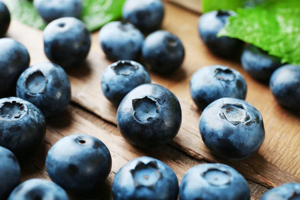 Frische Blaubeeren auf Holztisch, Nahaufnahme — Stockfoto