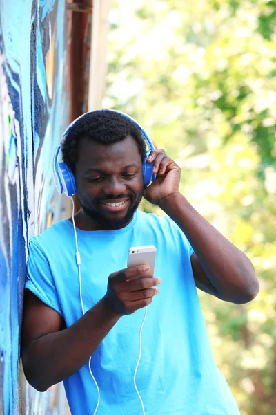 Africano americano hombre escuchar música —  Fotos de Stock