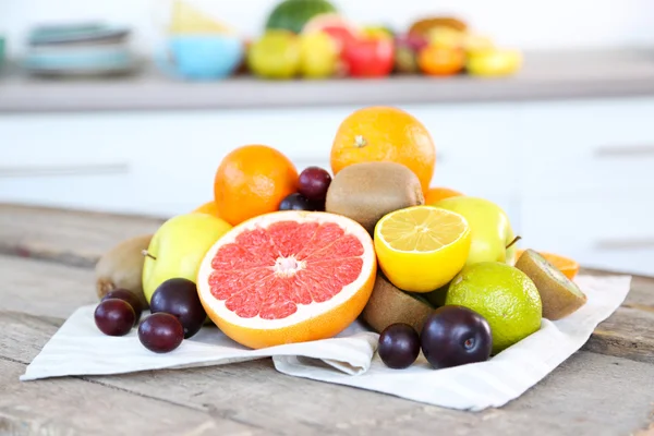 Vers fruit op tafel — Stockfoto