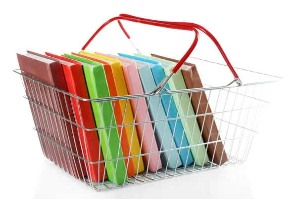 Cesto shopping con libri isolati — Foto Stock