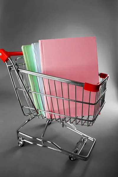 Carrinho de compras com livros — Fotografia de Stock