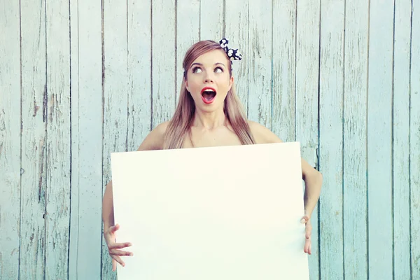 Bella ragazza con un bel sorriso — Foto Stock