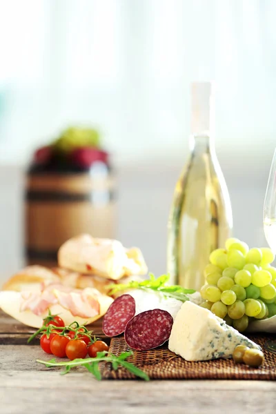 静物与各种类型的意大利美食和葡萄酒 — 图库照片