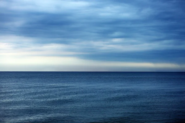 Mar tranquilo por la noche — Foto de Stock