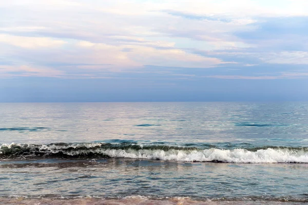 Mar tranquilo por la mañana —  Fotos de Stock