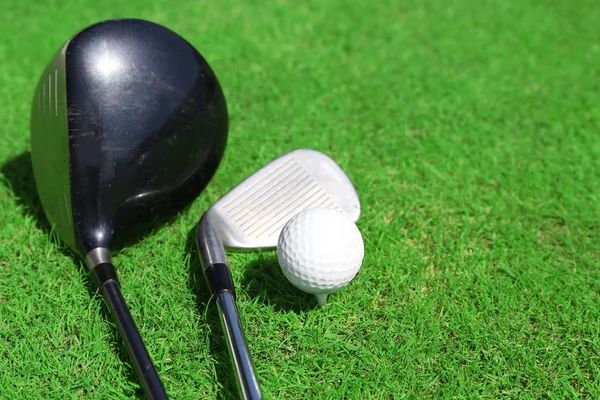 Clubes de golf y pelota — Foto de Stock