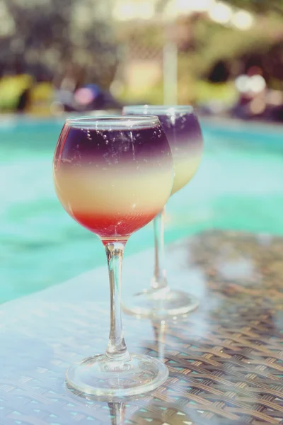 Cocktails on swimming pool — Stock Photo, Image