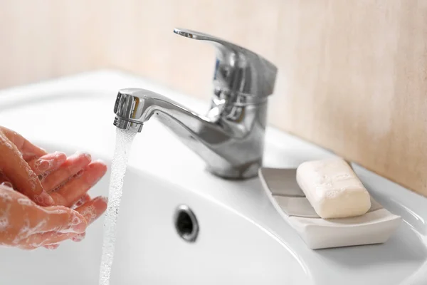 Lavarse las manos con jabón —  Fotos de Stock