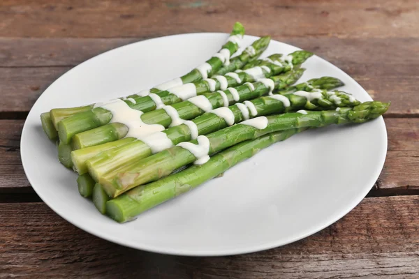 Asperges appétissantes en sauce à la crème sure — Photo