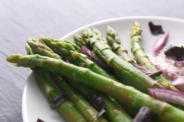 Asperges fraîches avec oignon rouge haché — Photo