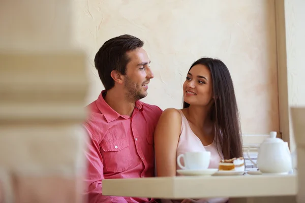 Pareja joven en la cafetería —  Fotos de Stock