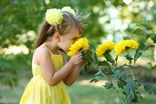 Petite fille avec des fleurs — Photo