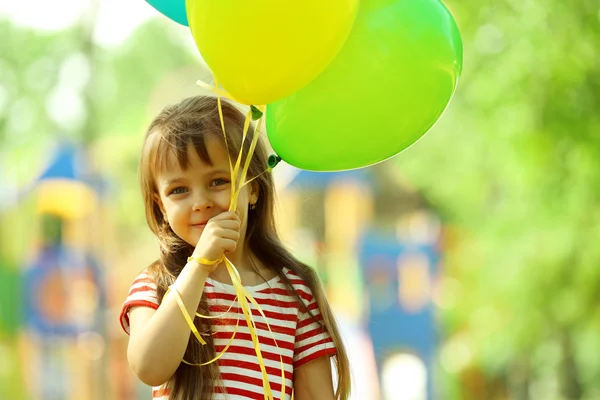 Liten flicka med ballonger — Stockfoto