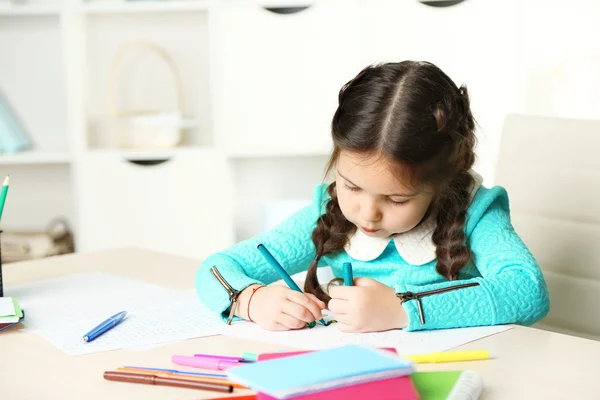 Chica haciendo su tarea —  Fotos de Stock