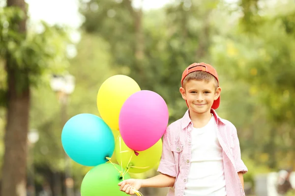 Мальчик с воздушными шарами — стоковое фото