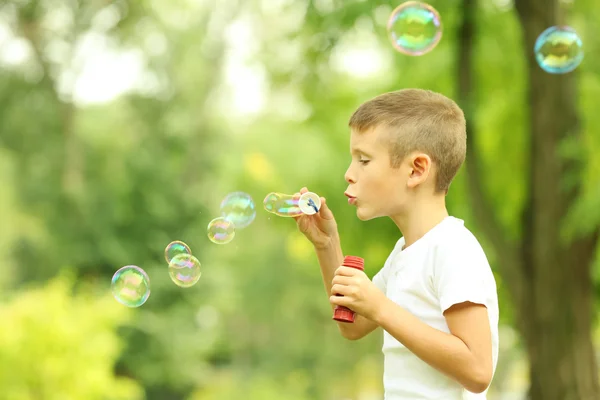 Kleine jongen speelt met bubbels — Stockfoto