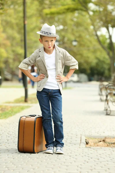 Kleiner Junge mit Koffer — Stockfoto