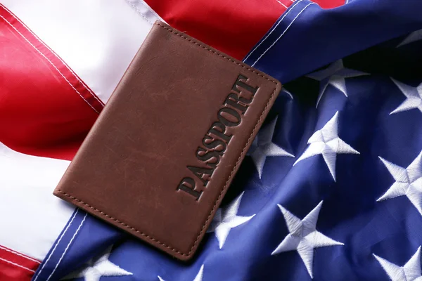 Passaporte deitado na bandeira americana — Fotografia de Stock