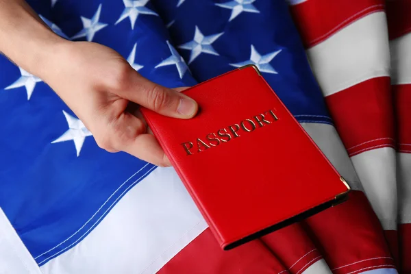 Mão segurando passaporte americano — Fotografia de Stock