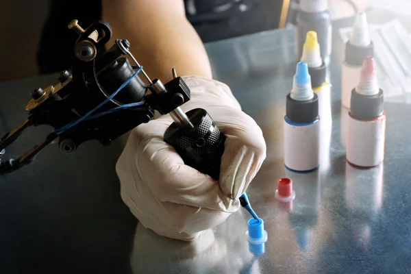 Tattoo machine in hand — Stock Photo, Image