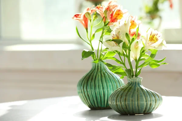 Hermosas flores de Alstroemeria en jarrones —  Fotos de Stock