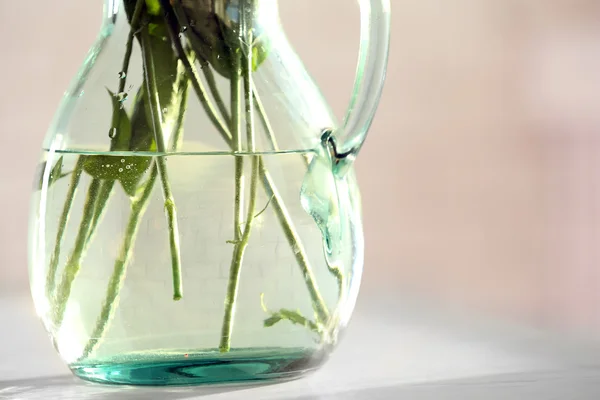Вид на стеклянную вазу с цветами — стоковое фото