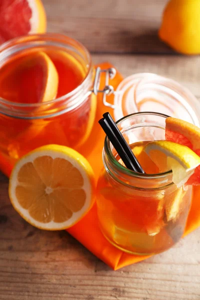 Ledový čaj s citronem a grapefruity — Stock fotografie