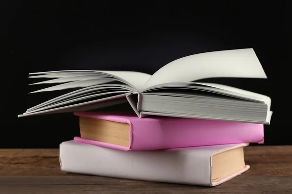 Pila de libros sobre mesa de madera —  Fotos de Stock