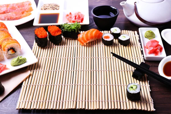 Tabel voor sushi partij geserveerd — Stockfoto