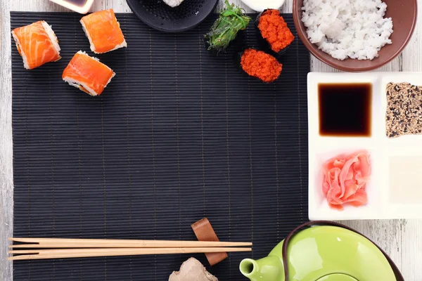 Tabel voor sushi partij geserveerd — Stockfoto